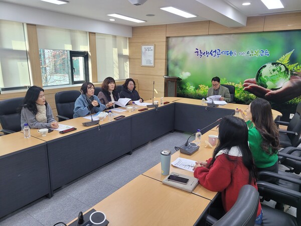 인천남부교육지원청이 '학생 맞춤 통합지원 체계 구축' 사례를 공유하는 중이다, 사진 / 인천남부교육지원청 제공