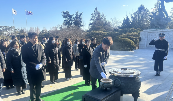 경기도교육청율곡연수원 연수생들이 현충원 참배를 하는 중이다, 사진 / 경기도교육청율곡연수원 제공