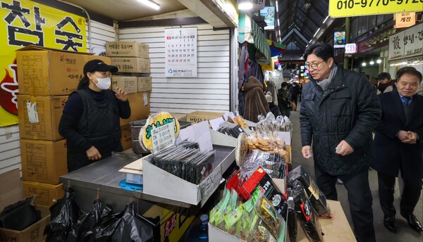 서구 정서진중앙시장에서 전통시장 장보기 행사를 진행하는 중이다, 사진 / 인천광역시교육청 제공