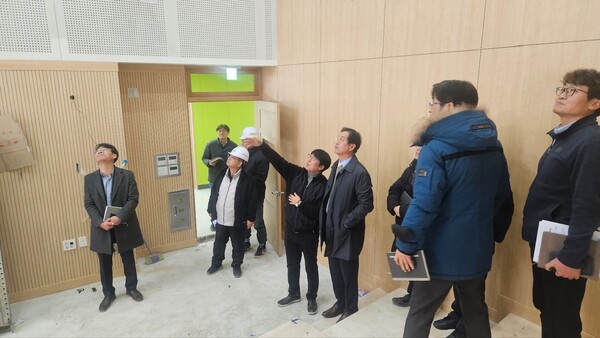 인천문학초등학교에 방문해 관내 초,중,고등학교 시설 을 둘러보는 모습이다, 사진 / 인천남부교육지원청 제공