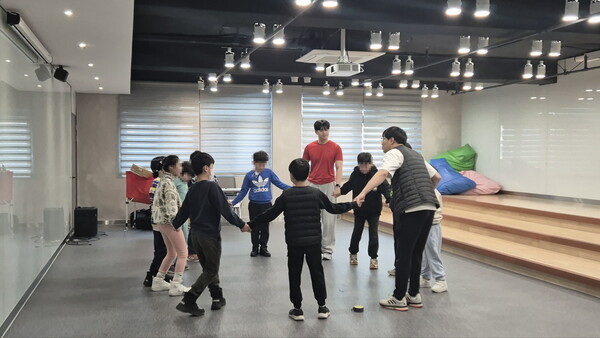 용인 특수교육 대상 공유학교에서 겨울방학 프로그램을 진행중이다, 사진 / 경기도교육청 제공