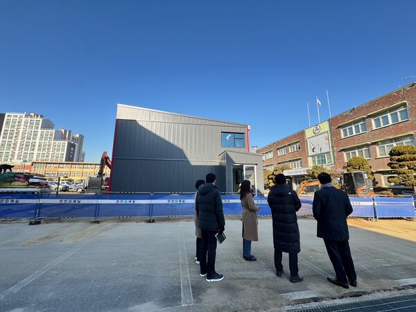 인천남부교육지원청 직원들이 용현초등학교 모듈러교실 증축 공사 현장을 방문했다, 사진 / 인천남부교육지원청 제공