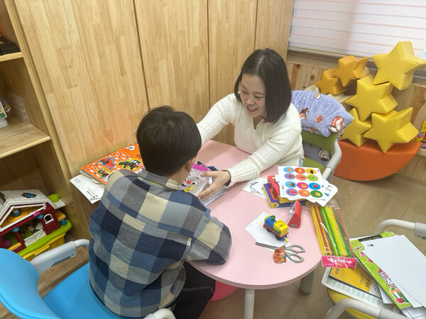 특수교육 대상자와 언어치료를 진행 중이다, 사진 / 인천강화교육지원청 특수교육지원센터 제공