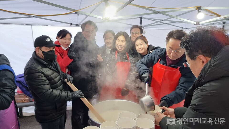 인천 시민들에게 떡국을 나누어 주고 있는 유정복시장 내외분과 자원봉사자들