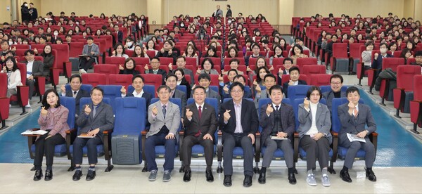 유정복 인천시장이 월례 행복소통만남회의에 참석해 기념사진을 촬영 중이다, 사진 / 인천광역시교육청 제공