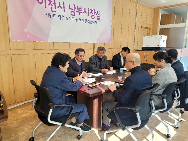 이천시와 장호원읍 행정복지센터 직원들이 모여 보행환경 개선 간담회를 진행 중이다, 사진1 / 경기도교육청교육연수원 제공