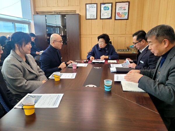 이천시와 장호원읍 행정복지센터 직원들이 모여 보행환경 개선 간담회를 진행 중이다, 사진2 / 경기도교육청교육연수원 제공