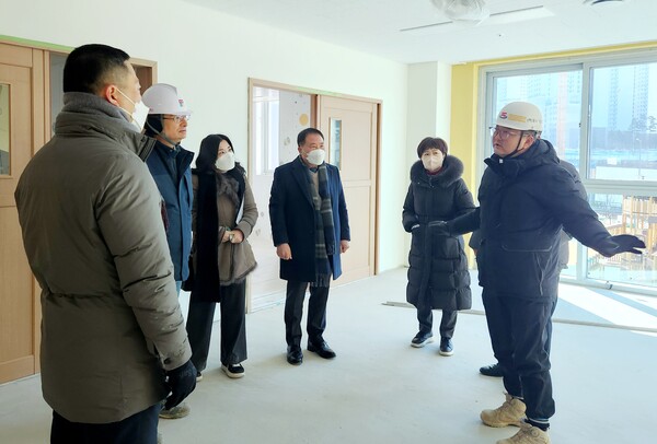 인천서부교육지원청이 검단나래유치원을 방문해 둘러보는 중이다, 사진 / 인천서부교육청 제공