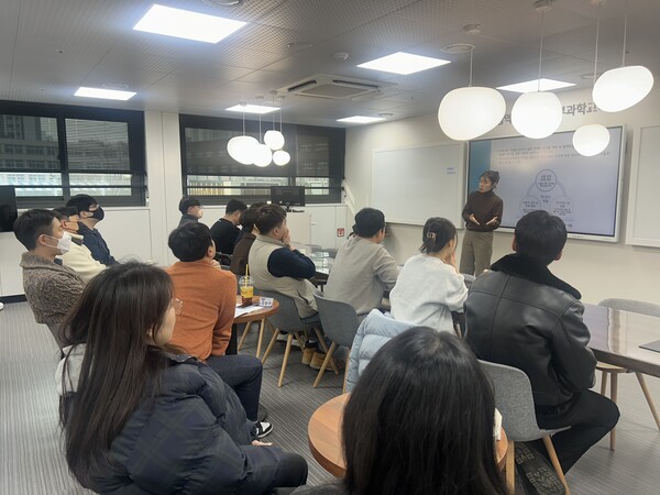 영재교육원 지도 강사 역량 강화를 위해 연수 및 협의회를 운영하는 중이다, 사진 / 인천남부교육지원청 제공