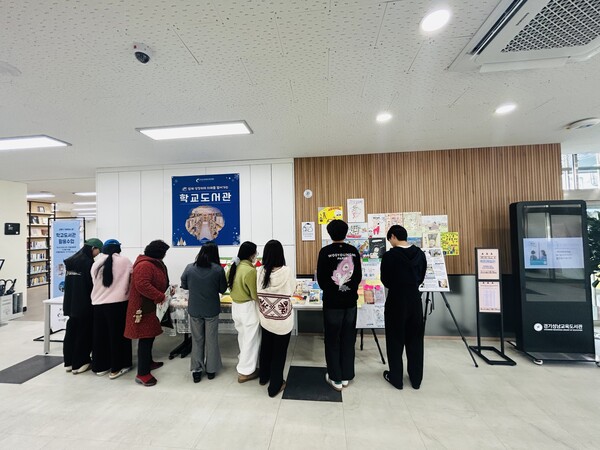 '2025 학교도서관 지원사업'을 개최하여 학생 제작작품 전시를 진행 중이다, 사진 / 경기성남교육도서관 제공