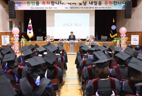도성훈 인천광역시교육감이 구월여자중학교부설방송통신중학교 졸업식에 방문하여 졸업을 축하하는 중이다, 사진 / 인천광역시교육청 제공