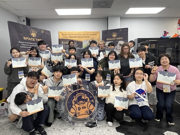 인천세계로배움학교 항공우주아카데미에 참여한 학생 20명이 기념사진을 촬영 중이다, 사진 / 인천광역시교육청 제공