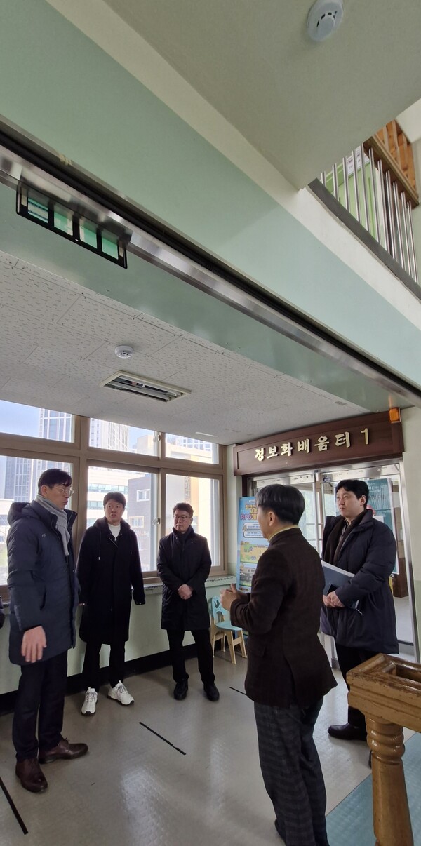 인천남부초등학교를 방문해 늘봄학교 운영 상황 및 안전관리 상태 등을 점검 중이다, 사진 / 인천남부교육지원청 제공