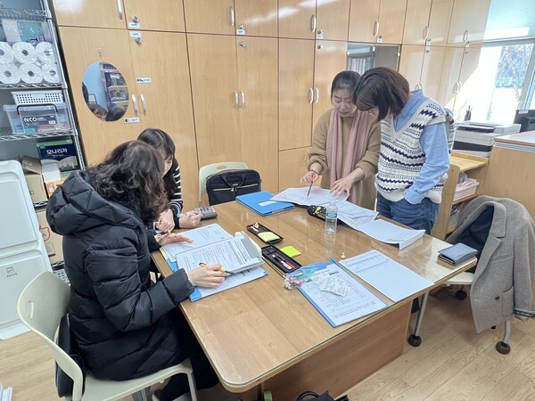 휴원을 앞둔 인천삼목초등학교 장봉분교장 병설유치원을 방문하여 현장 점검 및 행정 지원을 실시하는 중이다, 사진 / 인천남부교육지원청 제공