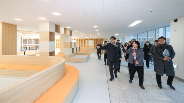 도성훈 인천광역시교육감이 인천은송중학교 현장을 둘러보는 중이다, 사진 / 인천광역시교육청 제공