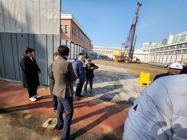 인천남부교육지원청이 '인천남부초 공간 재구조화 중개축 공사' 현장을 둘러보는 중이다, 사진 / 인천남부교육지원청 제공