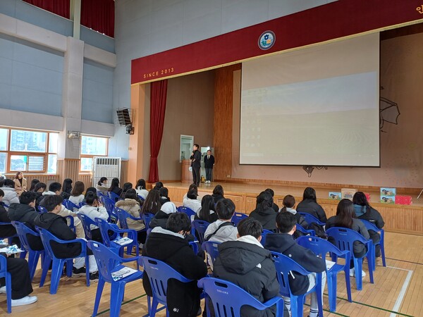 도성훈 인천광역시교육감이 학교생활 안내 오리엔테이션을 진행 중이다, 사진 / 인천광역시교육청 제공