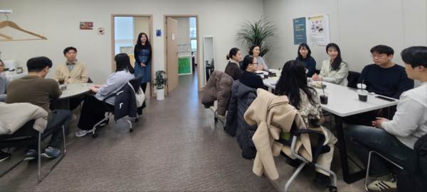 신규 공무원 11명을 대상으로 ‘새내기공무원 소통·길잡이 간담회’를 진행 중이다, 사진 / 인천광역시북부교육지원청 제공