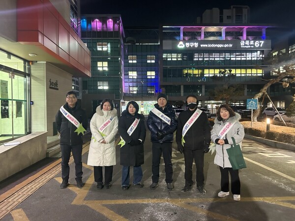 유관기관과 합동단속을 실시하기 전 기념 사진을 촬영 중이다, 사진 / 인천남부교육지원청 제공