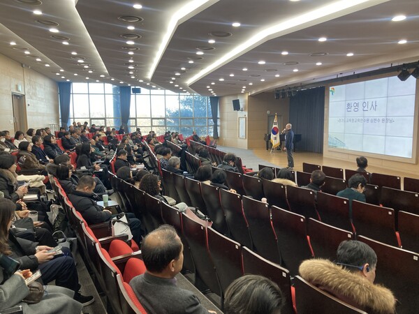 중등 교장신규임용예정자를 대상으로 학교자원관리 직무연수를 진행 중이다, 사진 / 경기도교육청교육연수원 제공