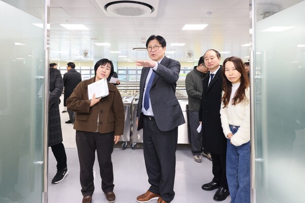 도성훈 인천광역시교육감이 인천검단나래유치원과 인천이음고등학교를 방문해 개교 준비 상황을 점검 중이다, 사진 / 인천광역시교육청 제공