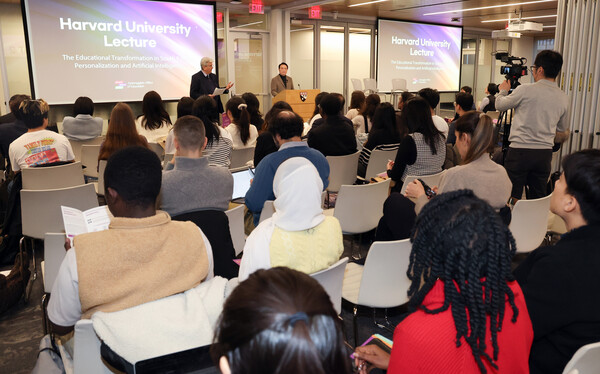 임태희 교육감이 미 하버드대에서 최초로 강연을 하는 중이다, 사진 / 경기도교육청 제공