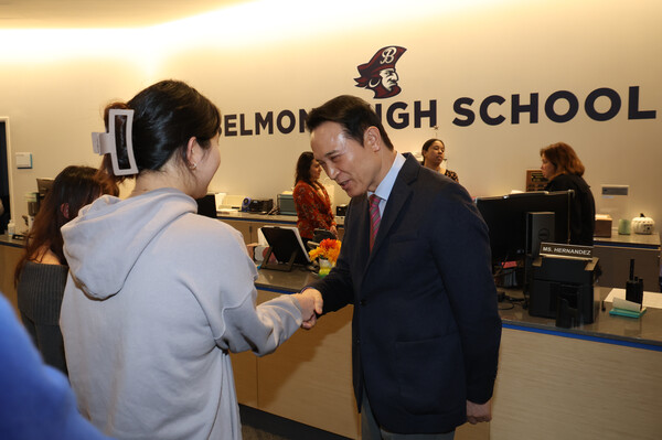 임태희 교육감이 미국 매사추세츠주 벨몬트 고등학교 학생과 담소를 나누는 중이다, 사진 / 경기도교육청 제공
