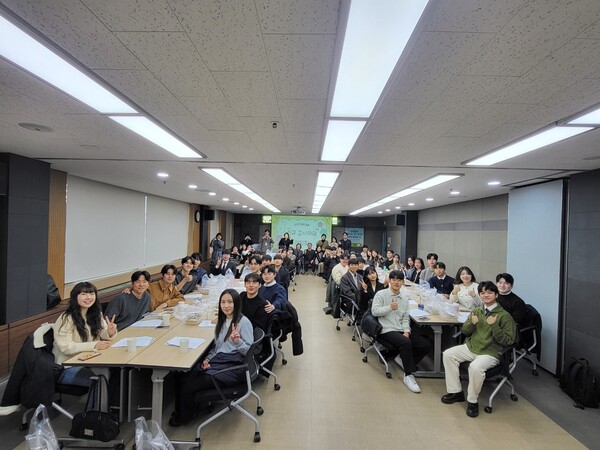 '첫 출발, 든든하게! 중등 새내기 교사 성장 길라잡이' 간담회를 개최 후 기념 사진을 촬영 중이다, 사진 / 인천동부교육지원청 제공