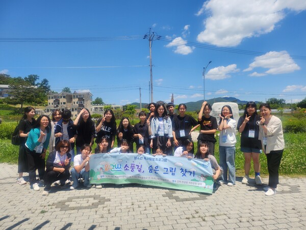 '올바로·결대로·세계로' 학교 도서관 프로그램 참여 학교 모집 관련 단체 사진을 촬영 중이다, 사진 / 인천광역시교육청계양도서관 제공