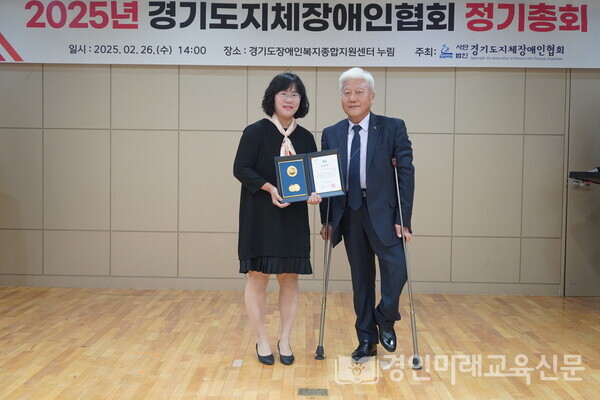 왼쪽부터 배윤주 강사, 김원종 회장