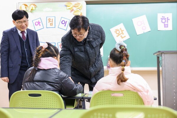 도성훈 인천광역시교육감이 인천중산초등학교를 방문해 돌봄 현장을 점검하는 중이다, 사진 / 인천광역시교육청 제공