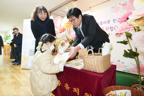 도성훈 인천광역시교육감이 '읽걷쓰와 함께하는 책날개 입학식'에 참석해 신입생들의 입학을 축하하는 중이다, 사진 / 인천광역시교육청 제공