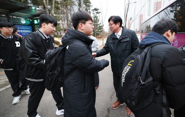 도성훈 인천광역시교육감이 '학생성공버스'의 송도와 영종 하차지를 방문해 학생들을 격려하는 중이다, 사진 / 인천광역시교육청 제공