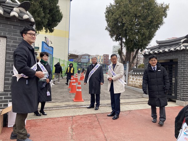 '읽걷쓰 기반 올바로 결대로 세계로' 인천교육 비전을 위해 등룟길 아침 맞이를 시행하는 중이다, 사진 / 인천북부교육지원청 제공