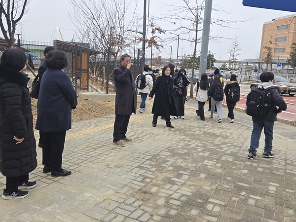 등굣길 안전 점검을 실시하는 중이다, 사진 / 인천동부교육지원청 제공