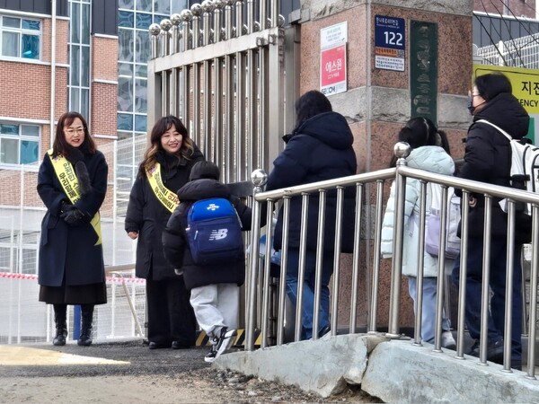 교통안전 캠페인을 시행 중이다, 사진 / 인천남부교육지원청 제공