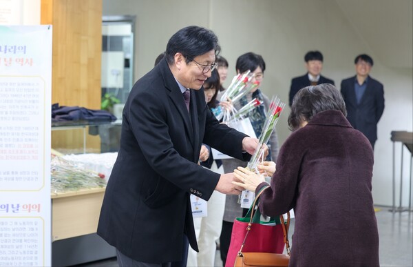 교육감 축하 편지가 담긴 빵과 장미꽃을 나누고 관련 전시를 진행하는 중이다, 사진 / 인천광역시교육청 제공