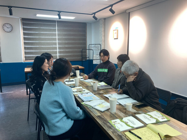 ‘2025학년도 진로 직업 교육 지역사회 연계 프로그램 운영 협의회’를 실시하는 중이다, 사진 / 인천강화교육지원청 제공