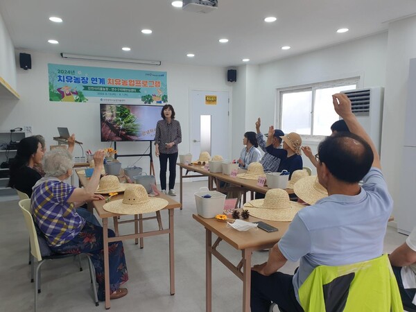 일반 시민들이 직접 참여해서 ‘치유농업 수요자 교육’을 받는 중이다, 사진 / 인천광역시청 제공