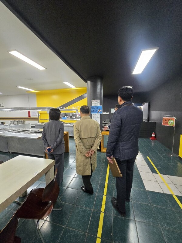 인천외국어마을을 방문해 시설 및 프로그램 준비 상황을 점검하는 중이다, 사진 / 인천동부교육지원청 제공