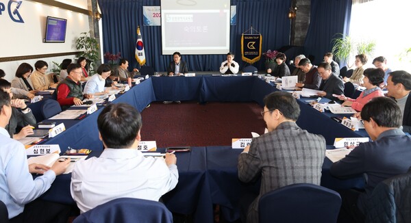  본청, 교육지원청, 직속 기관 주요 간부들이 참석한 가운데 ‘인천교육현안 숙의 토론’을 진행 중이다, 사진 / 인천광역시교육청 제공