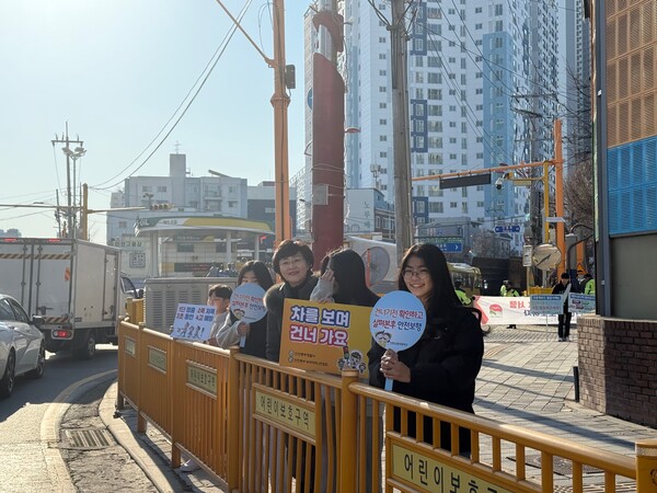 신광초등학교에서 학생들의 안전한 등굣길 조성을 위한 교통안전 캠페인을 실시 중이다, 사진 / 인천남부교육지원청 제공