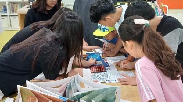  ‘교과연계 활용도서’ 우수사례 공유시간을 진행 중이다, 사진 / 경기도교육청성남도서관 제공