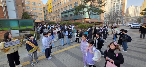 명현중과 인천동수중에서 계양경찰서, 부평경찰서와 함께 등굣길 안전 지도, 교통안전 수칙 홍보, 학교폭력 예방 교육, 홍보물 배포 등을 진행 중이다, 사진 / 인천북부교육지원청 제공