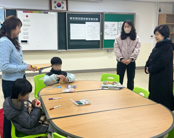 관내 ‘아침이 행복한 학교’ 현장점검을 진행 중이다, 사진 / 인천강화교육지원청 제공