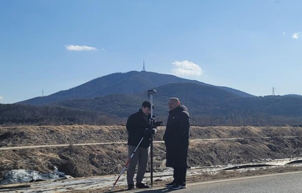 현장에서 지적기준점 측량성과검사를 진행 중이다, 사진 / 인천광역시청 제공