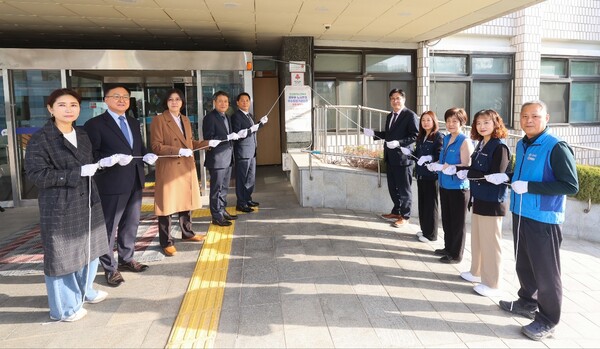 ‘노사문화 우수행정기관’ 인증 현판 제막식을 개최 후 기념 사진을 촬영 중이다, 사진 / 인천광역시교육청 제공