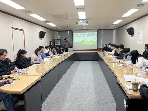 인천 지역 내 환경 측정대행업체를 대상으로 정도관리 현장평가를 위한 맞춤형 교육을 진행 중이다, 사진 / 인천광역시청 제공