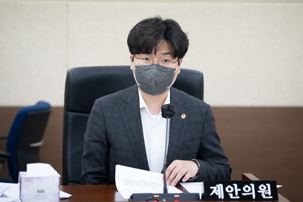 인천시의회 정종혁 의원이 의정활동을 진행 중이다, 사진 / 인천광역시의회 제공