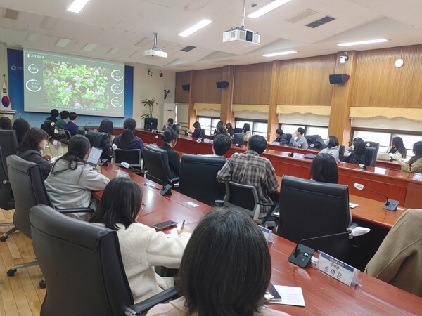 관내 중·고등학교 15개 동아리를 대상으로 ‘자생식물 씨앗나눔 프로젝트’ 워크숍을 개최 중이다, 사진 / 인천광역시교육청 제공